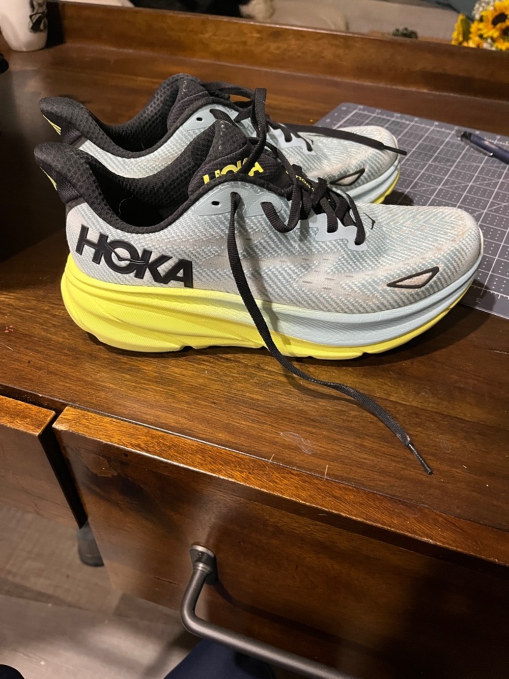 HOKA Clifton 9 - size men’s 8 EUC